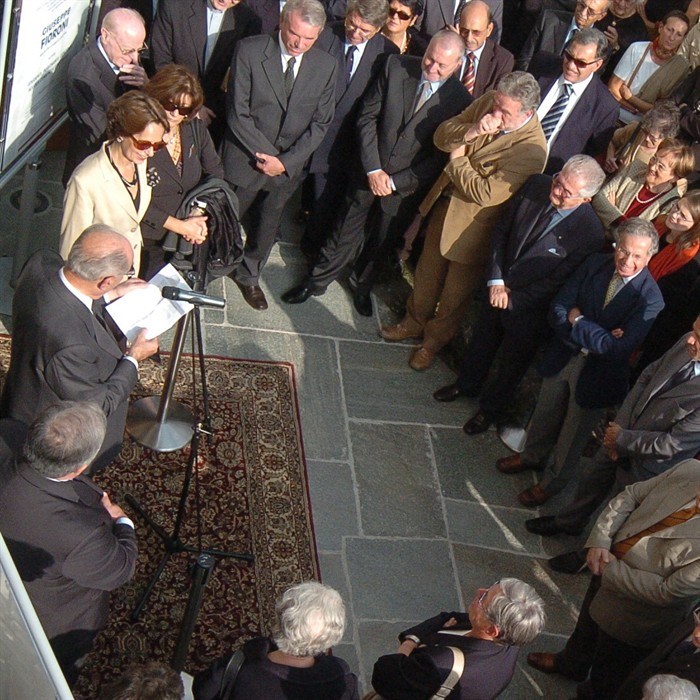 Ripresa dall'alto del folto pubblico convenuto per l'inaugurazione