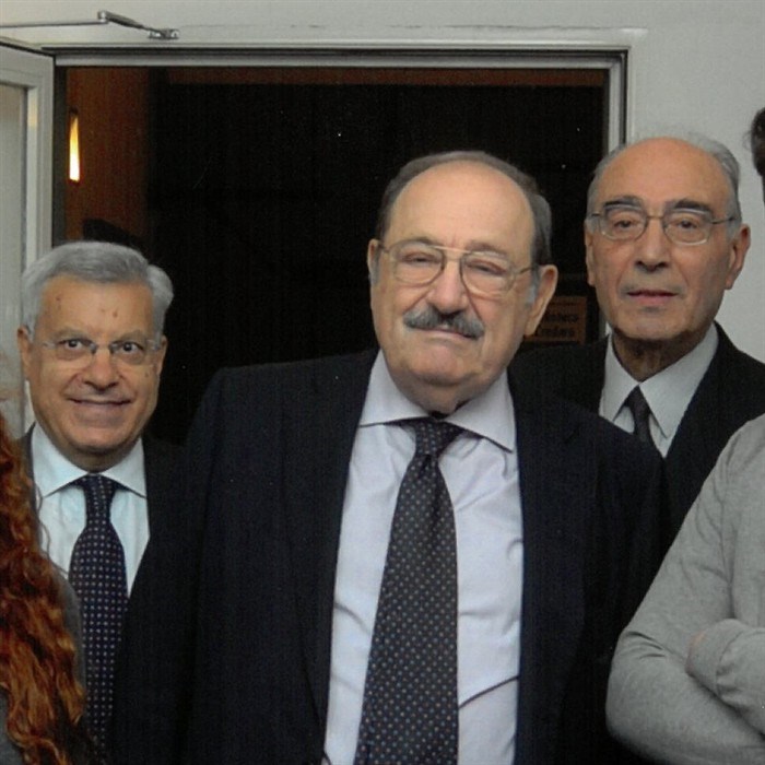 Umberto Eco, con Presidente e Direttore BPS, attorniato da alcuni lettori della biblioteca