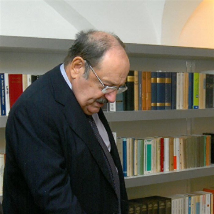 Umberto Eco osserva le edizioni delle sue opere esposte in biblioteca per l'occasione
