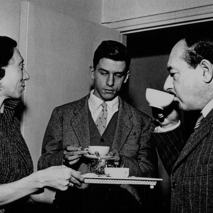 Una foto della mostra: Quasimodo col figlio Alessandro e la moglie Maria Cumani negli anni Cinquanta